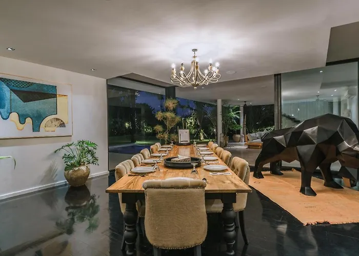 Bull House Amazing 6 Bedrooms Contemporary In * Seminyak (Bali)