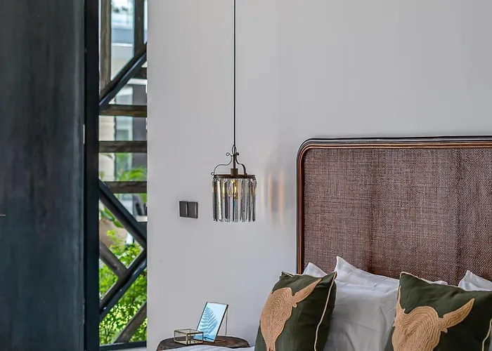 Bull House Amazing 6 Bedrooms Contemporary In Villa