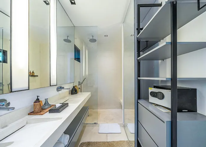 Bull House Amazing 6 Bedrooms Contemporary In Seminyak (Bali)