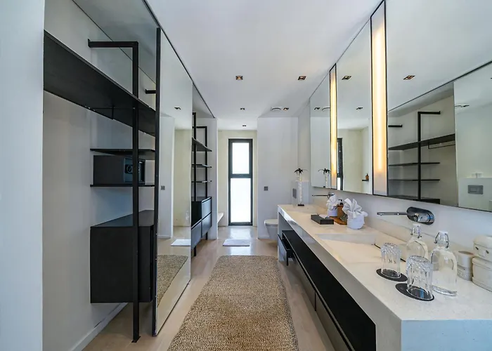 Bull House Amazing 6 Bedrooms Contemporary In Villa *