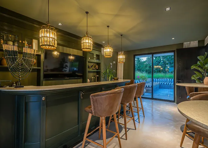Bull House Amazing 6 Bedrooms Contemporary In Villa