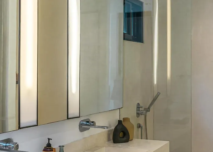 Bull House Amazing 6 Bedrooms Contemporary In Villa Seminyak (Bali)