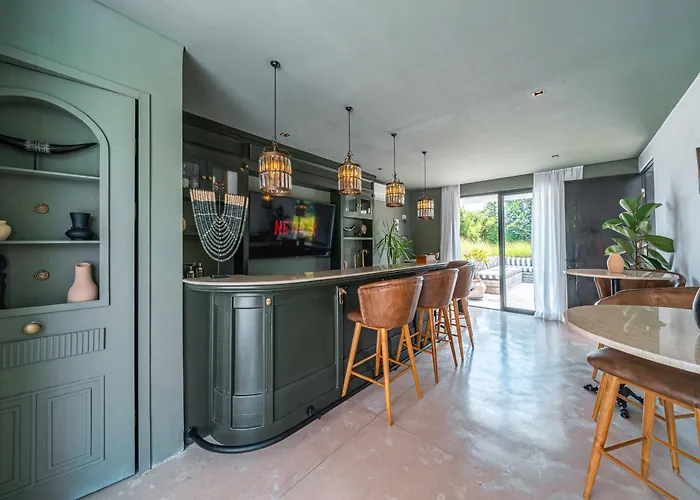 Bull House Amazing 6 Bedrooms Contemporary In Seminyak (Bali)
