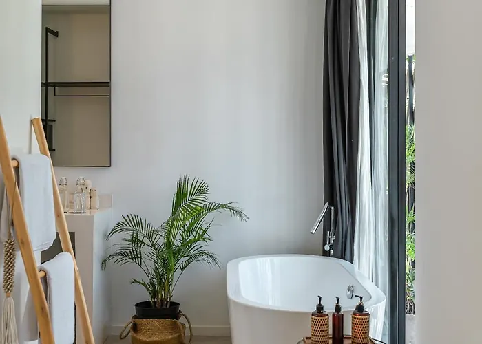 Bull House Amazing 6 Bedrooms Contemporary In Villa Seminyak (Bali)